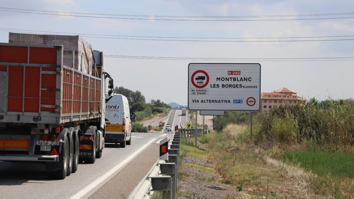 La señalización que obliga a los camiones a desviarse por la AP-2 entre Montblanc y Les Borges.