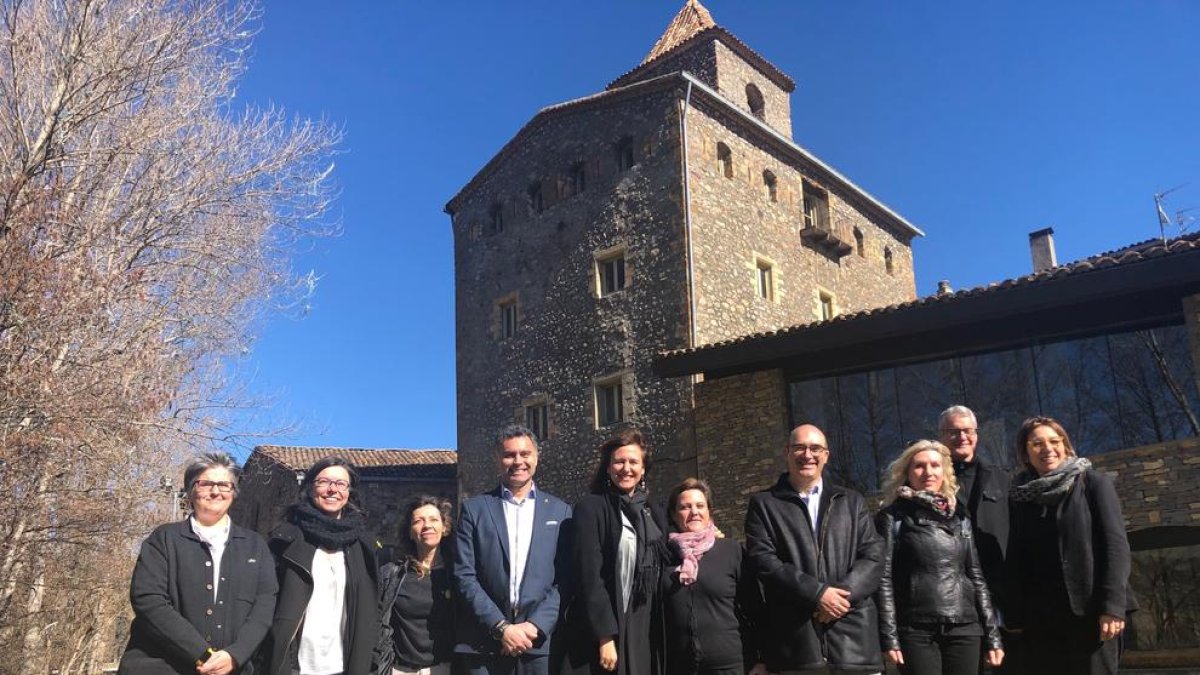 La consellera Borràs y autoridades locales y comarcales, ayer ante el Palau Abacial de El Pont de Suert.