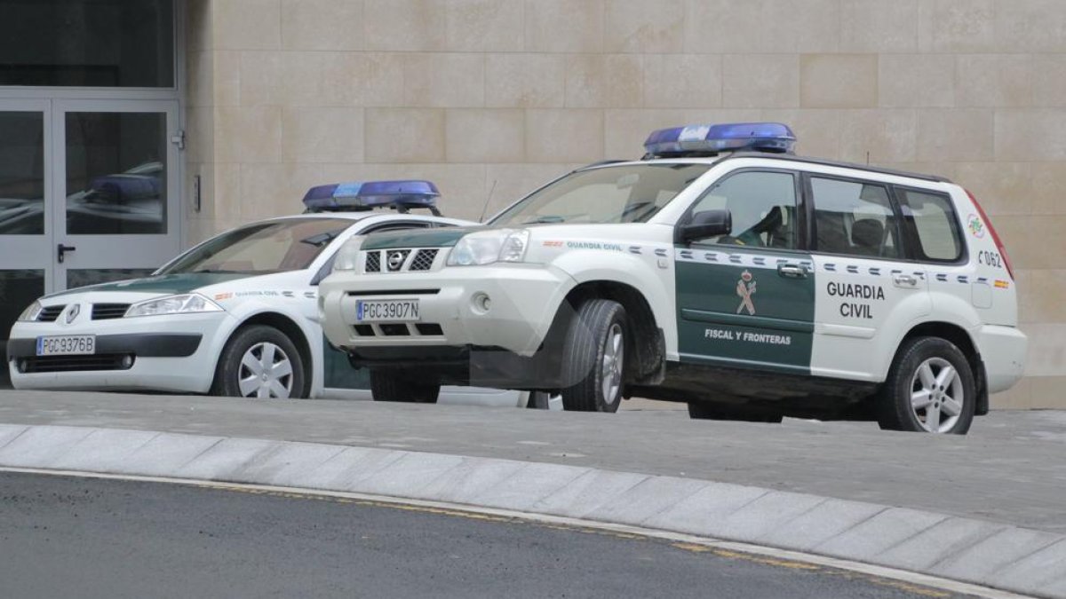 Imagen de archivo de dos vehículos de la Guardia Civil.