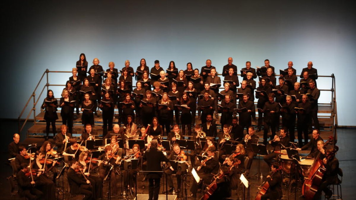 Un centenar de voces e intérpretes del Orfeó y la Orquestra Julià Carbonell, ayer en la Llotja de Lleida.