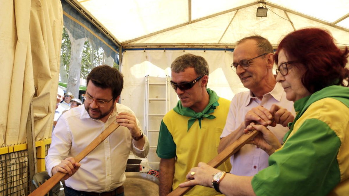 Pere Aragonès i Miquel Pueyo, ahir en plena cuina de l’Aplec a la colla La Graella.