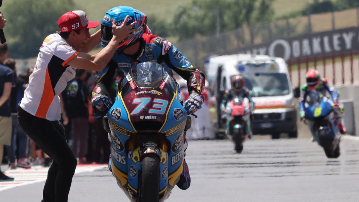 Marc Màrquez felicita a Àlex al cruzar este victorioso en Moto2.