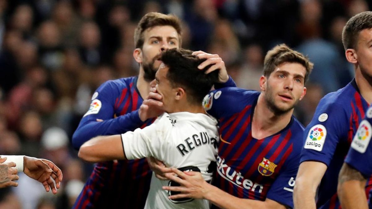 Piqué i Sergi Roberto agafen el madridista Reguilón.