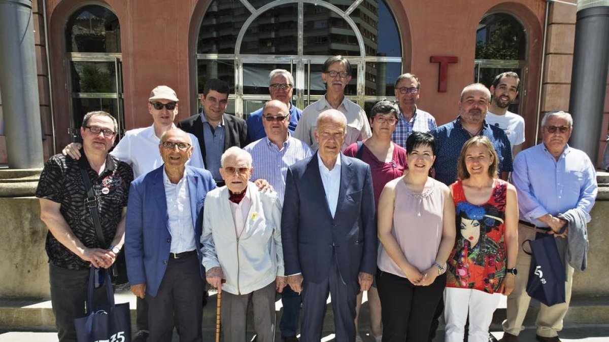 Impulsors i col·laboradors del setmanari durant la festa en què se’ls va retre un homenatge.