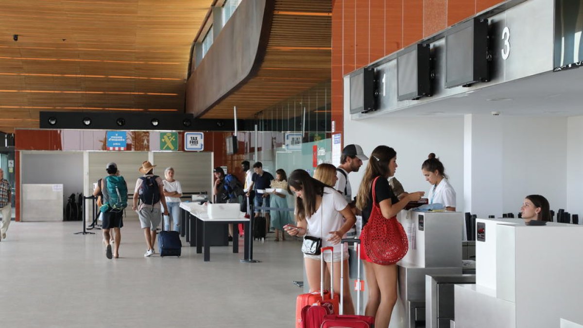 Viajeros en el aeropuerto de Alguaire