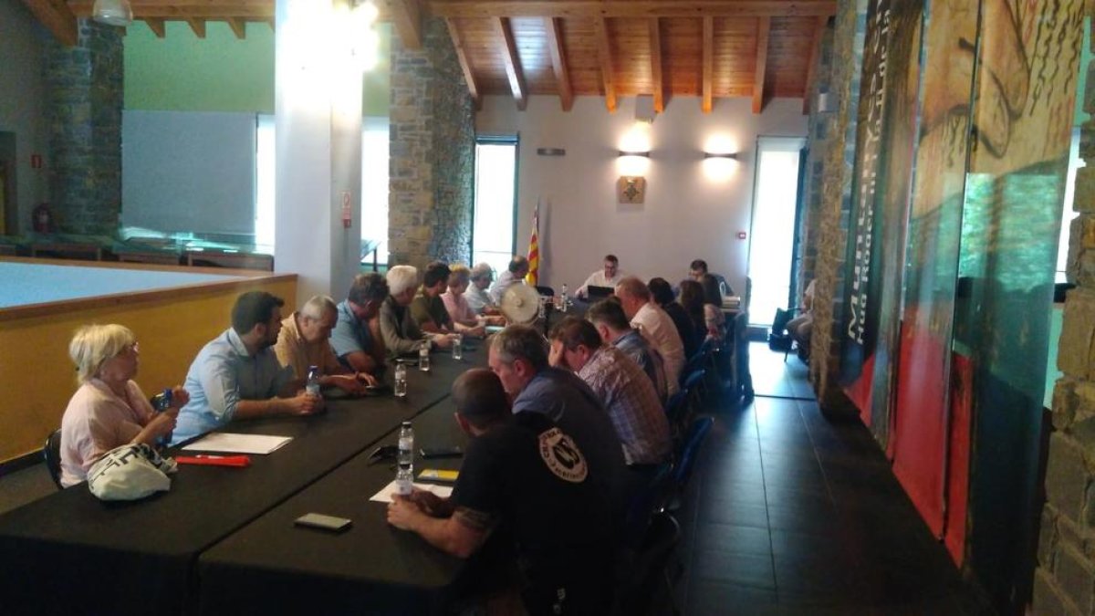 A la izquierda, la constitución del consell, el 8 de julio. A la derecha, Sabarich e Isús (abajo).