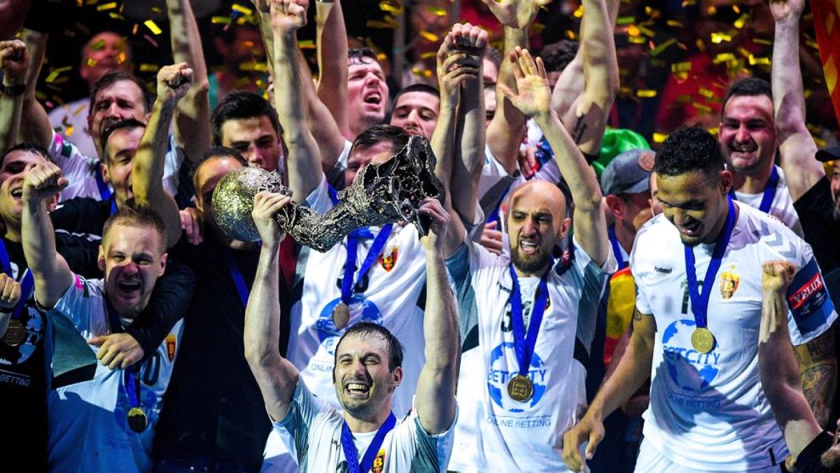 Els jugadors del Vardar celebren el triomf amb el trofeu.