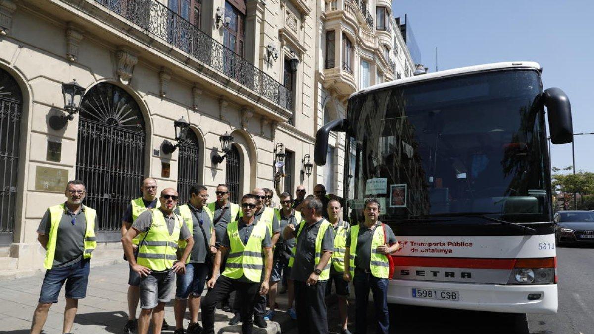 Alguns dels xòfers es van manifestar ahir davant de la Paeria.