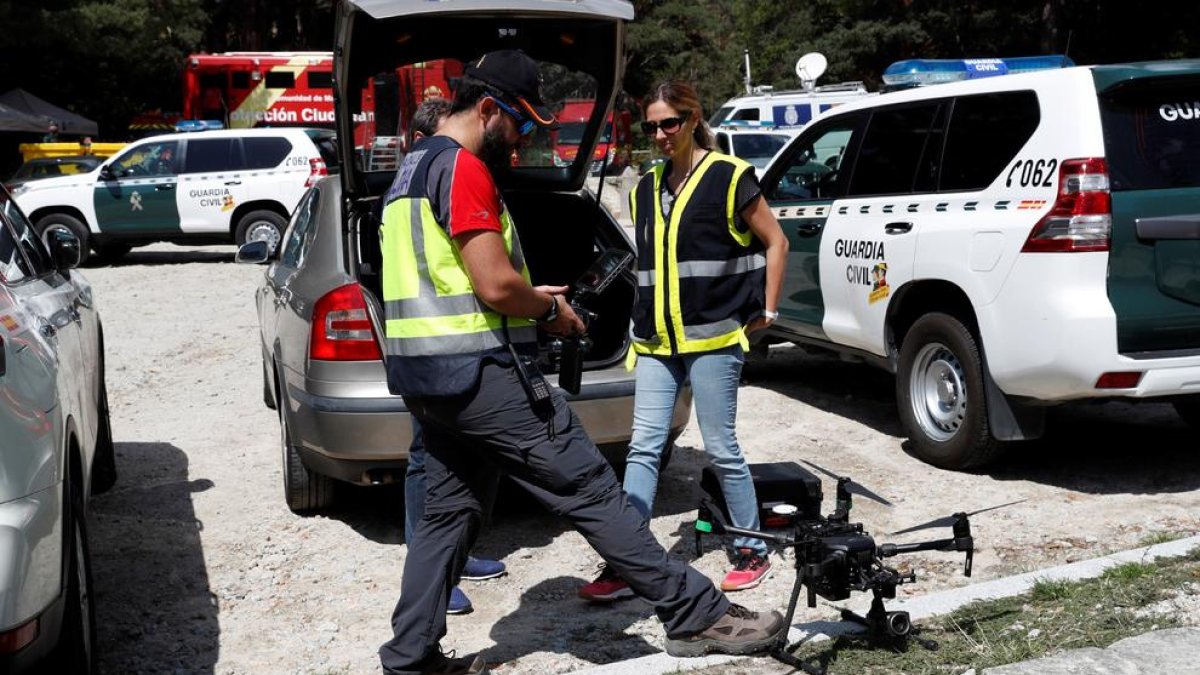 Dos policies nacionals manipulen un dron per buscar Blanca.