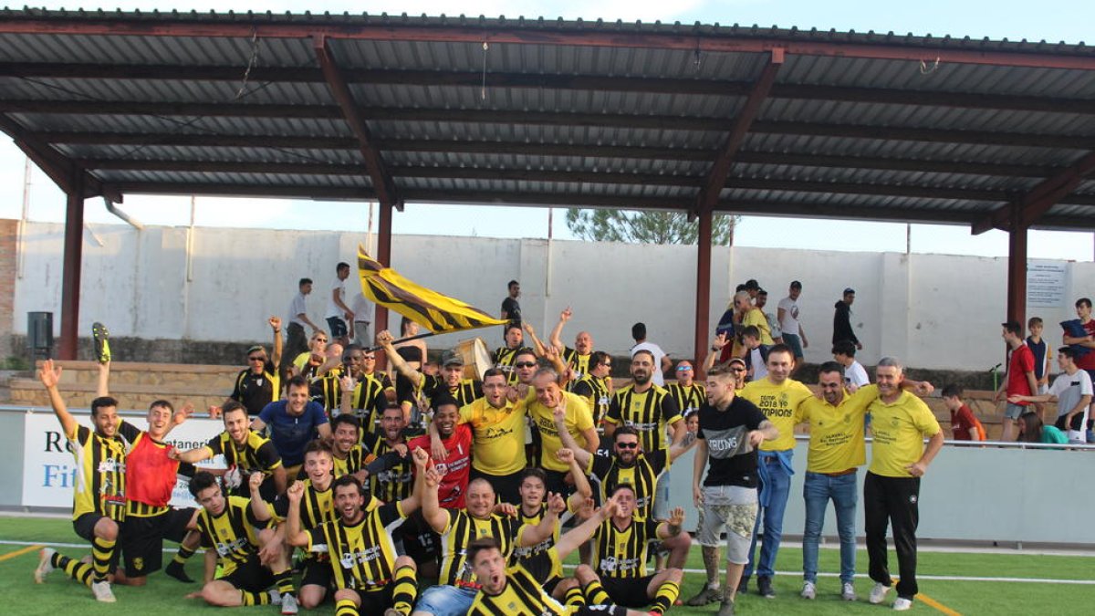Plantilla, tècnics i aficionats de l’Angulària celebren, després de la victòria, el pas a la següent ronda de la Copa Catalunya.