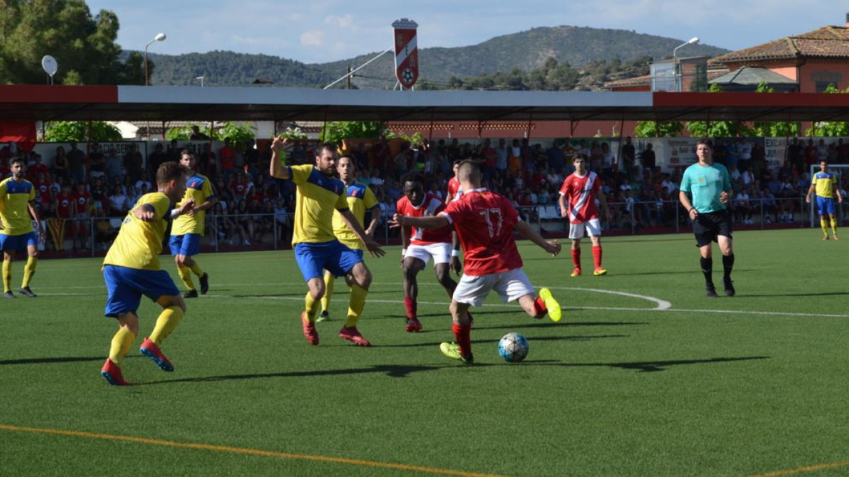 Un jugador de l’Artesa de Segre es disposa a rematar a porteria, en una de les nombroses ocasions que l’equip va tenir però que no va aconseguir transformar en gol.