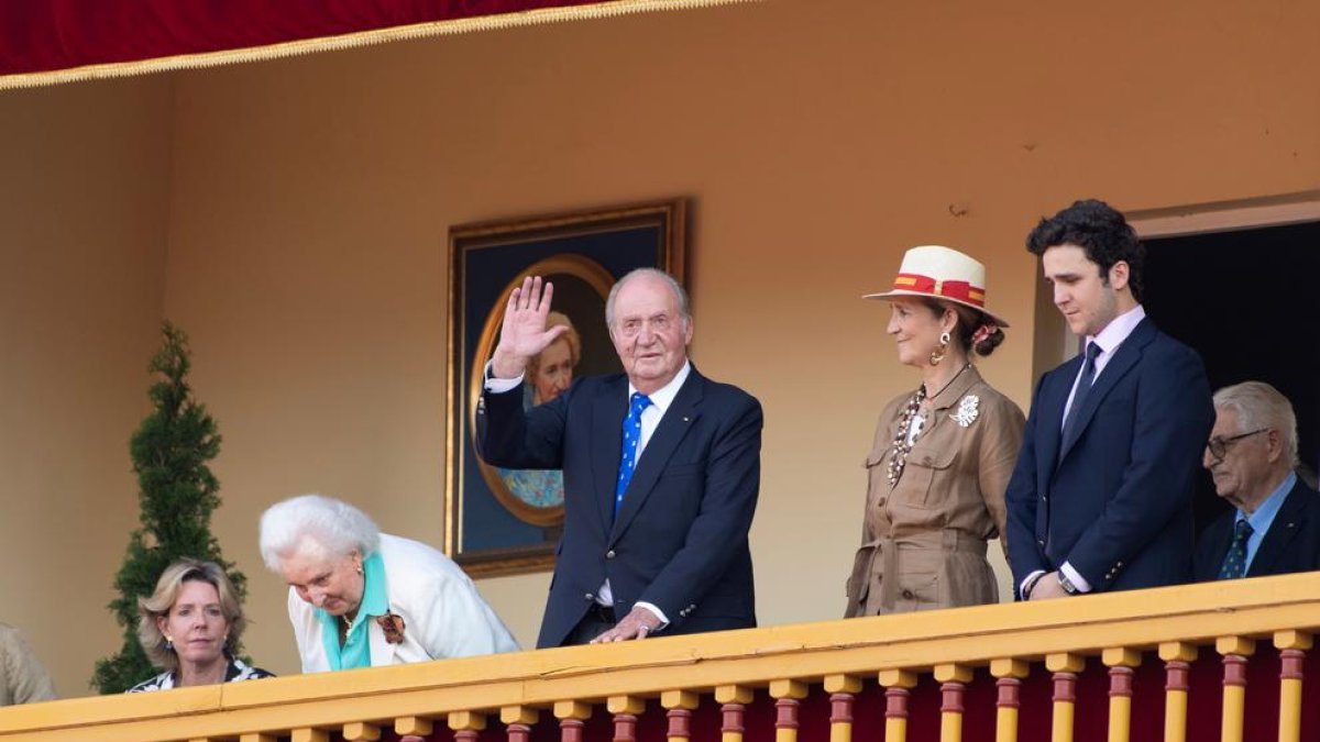 Joan Carles, aclamat a Aranjuez, es retira acompanyat per família i amics.