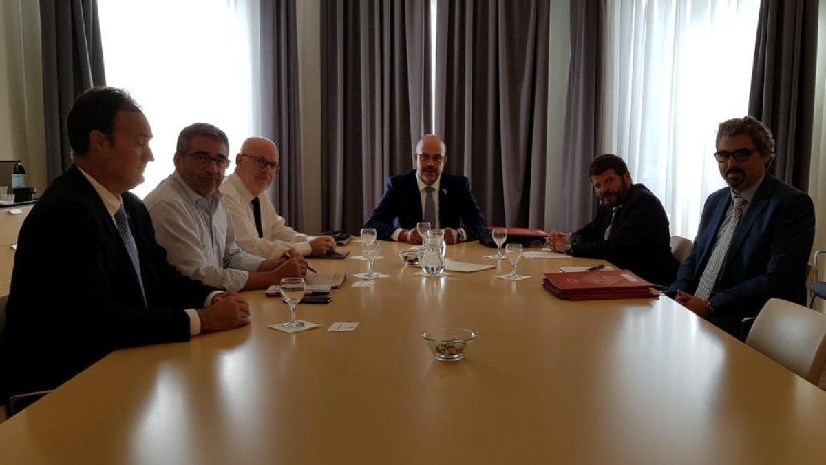 Imatge de la reunió entre el conseller Miquel Buch i el tinent d’alcaldia Albert Batlle.