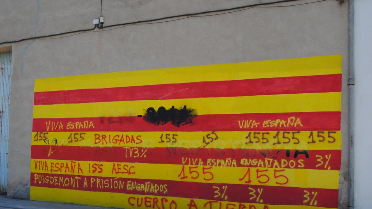 Uno de los murales independentistas dañados en El Palau.
