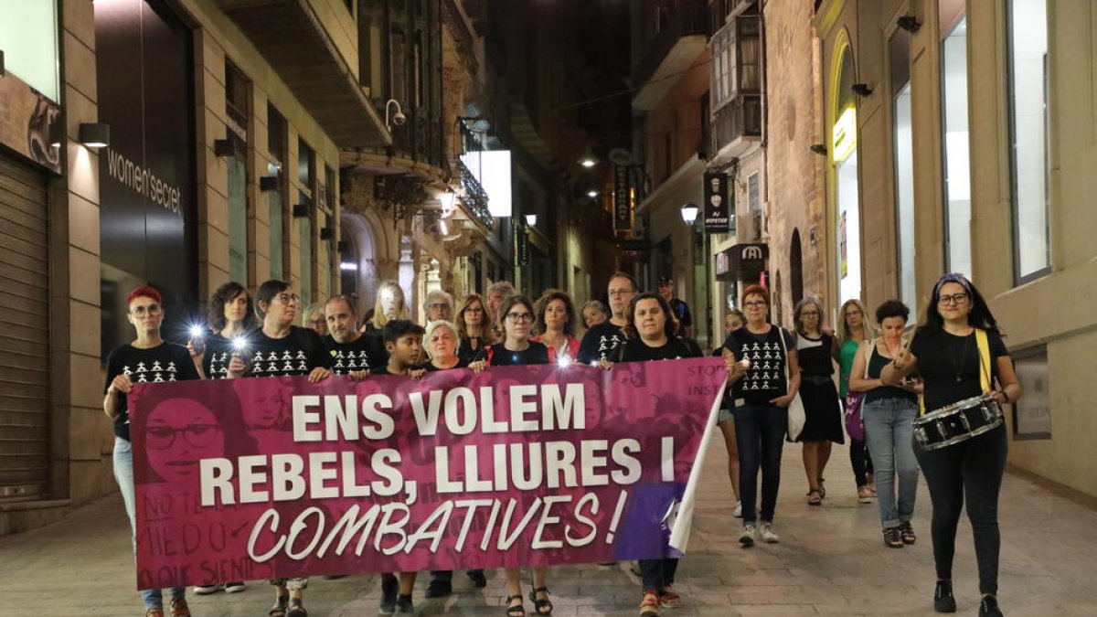 Marcha nocturna de Marea Lila ayer en Lleida contra la violencia machista.