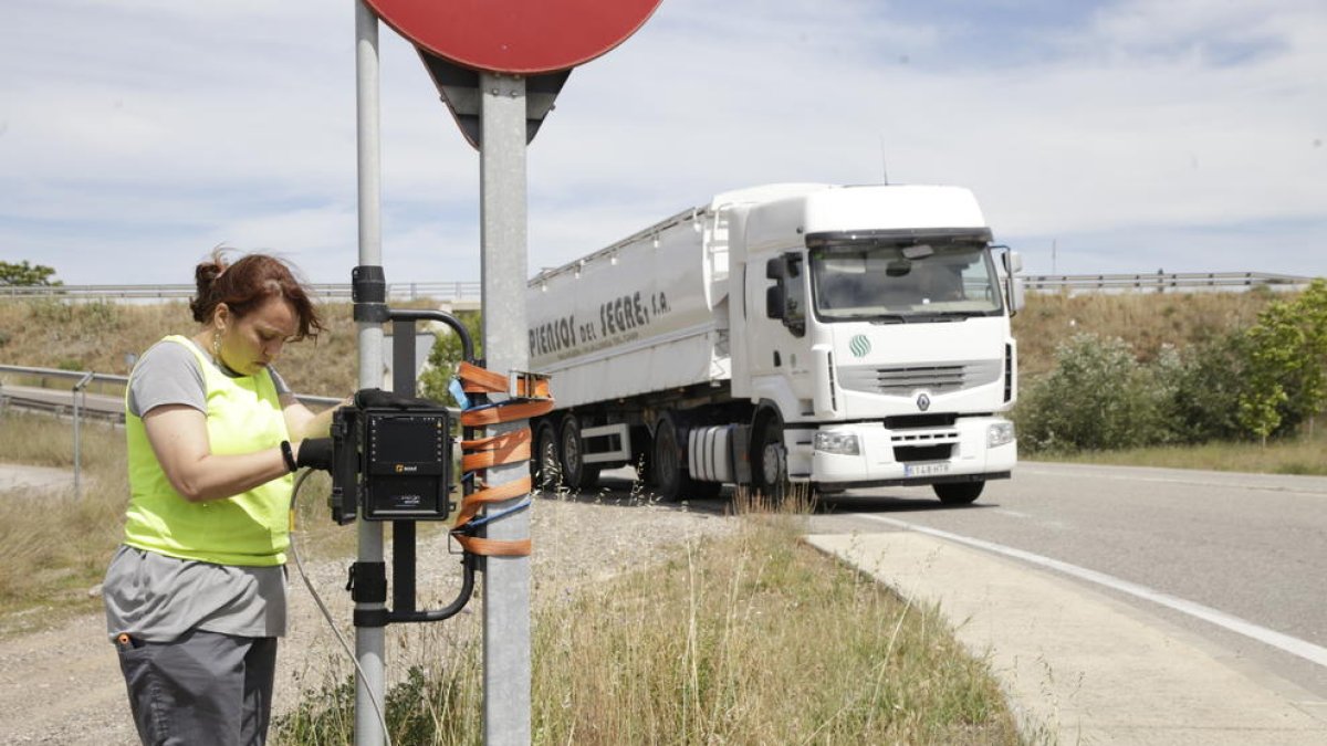 Imagen de la instalación de una de las cámaras que analizarán el tráfico de la N-240, que se llevó a cabo el lunes.