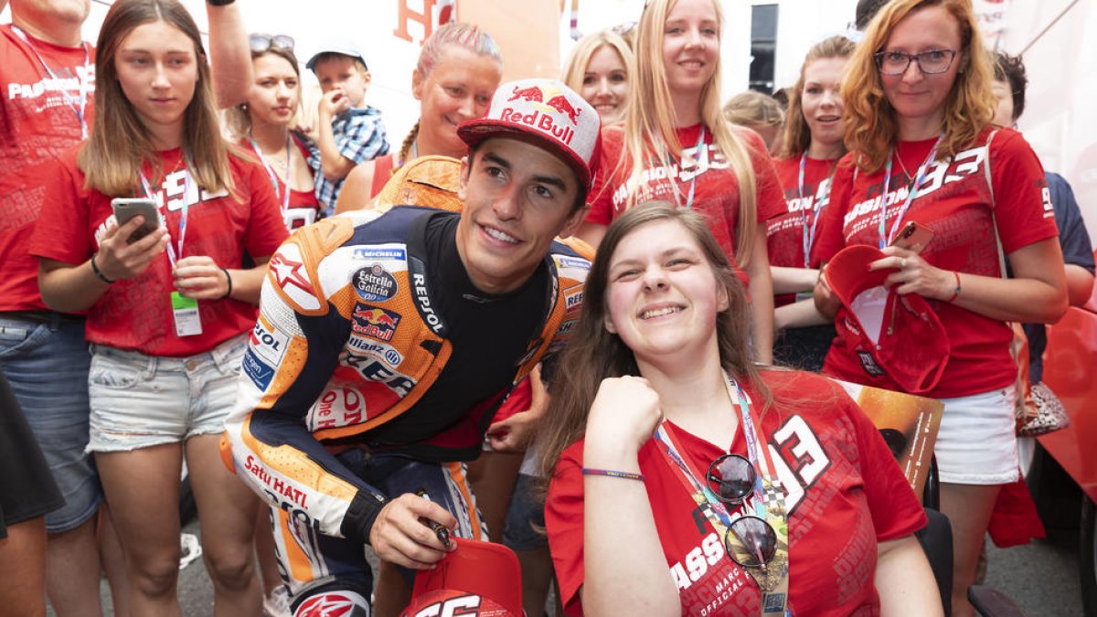 Marc Màrquez atendió a un grupo de fans antes de comenzar la sesión de entrenamientos libres.