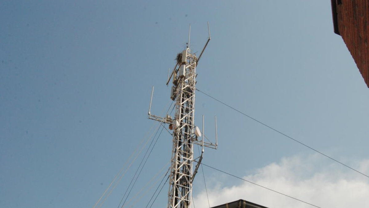 Una antena de telefonía móvil en la calle Balmes de Mollerussa.