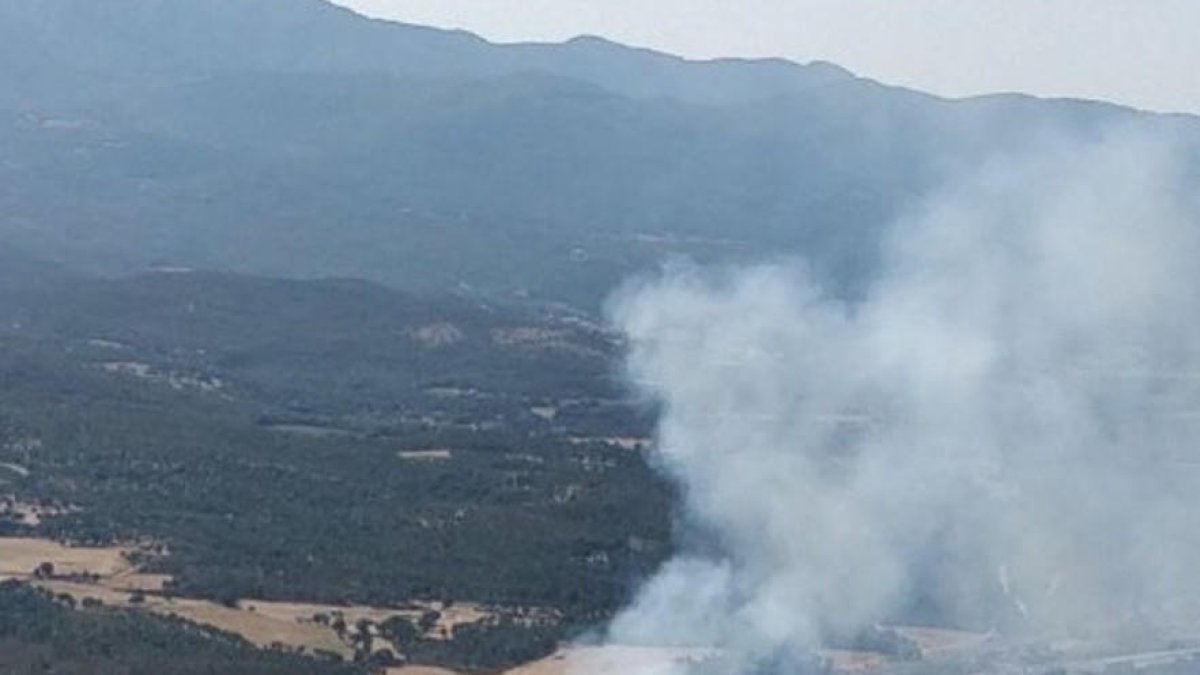 Imagen aérea del incendio en la AP-7 entre Capmany y Agullana.