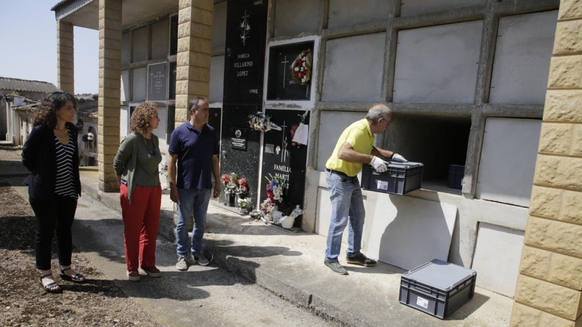 Moment de l’enterrament ahir al cementiri de les restes trobades de tres soldats republicans en una fossa a Vilanova de Meià.