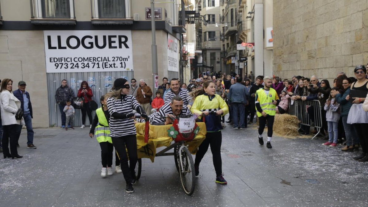 El llit amb rodes d’un dels dotze grups que van recórrer ahir el Centre Històric de Lleida.