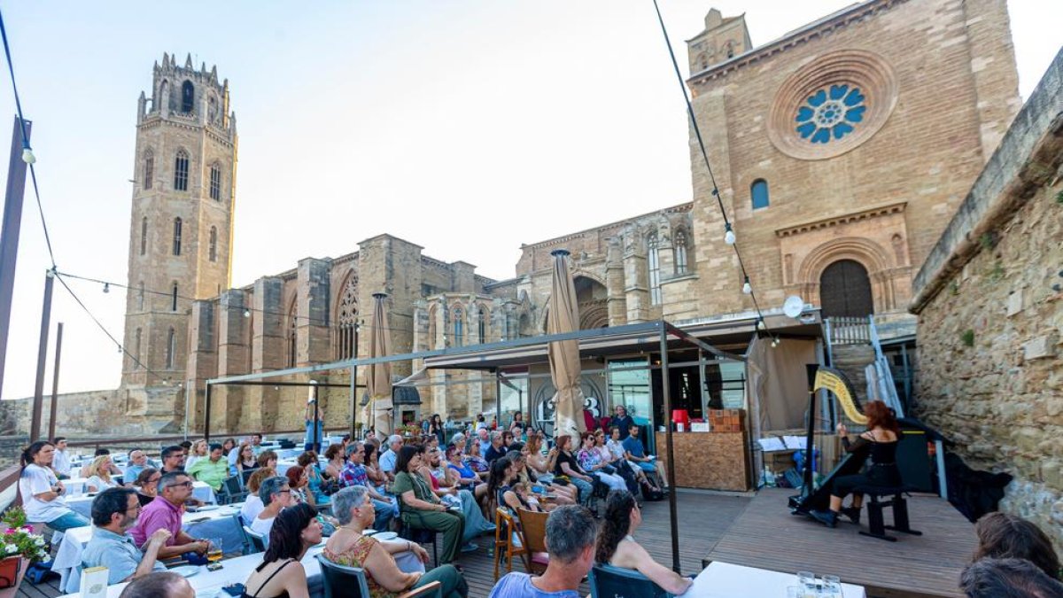 Música de arpa en el Turó  -  La octava edición del curso internacional de arpa que impulsa la arpista leridana Berta Puigdemasa culminó la tarde del pasado domingo con un recital en el Bar 1203 del Turó de la Seu Vella cargo de los alumnos pa ...