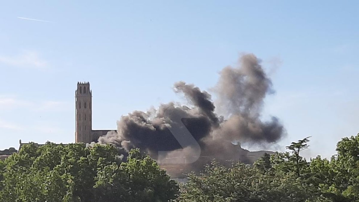 Un incendi en un solar de Lleida crea una gran columna de fum