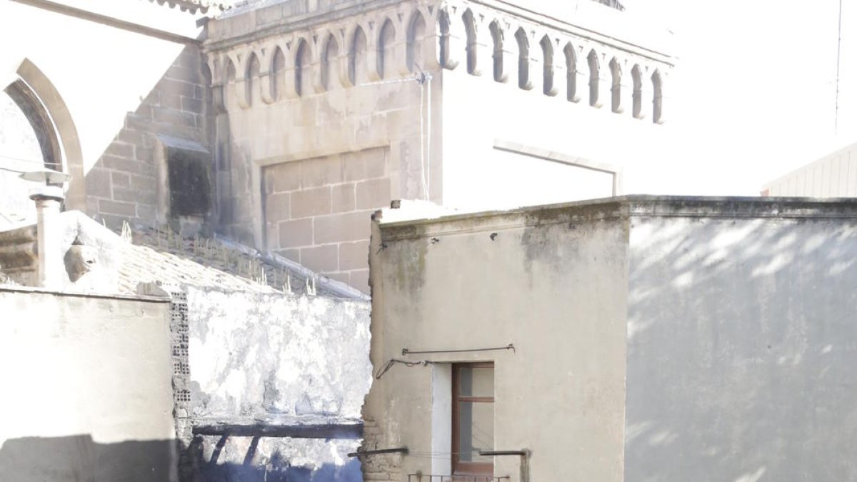 El helicóptero de Bomberos trabajando en el incendio de Rufea.