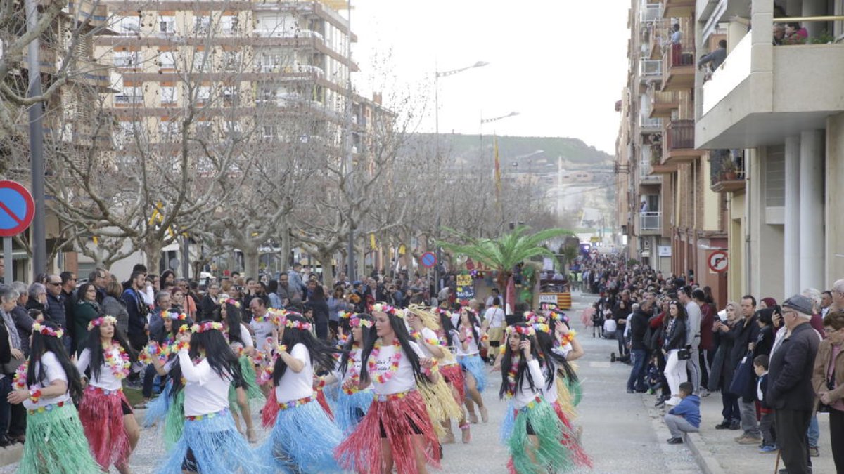 Petits i grans van gaudir la desfilada de carrosses i comparses, que aquest any va arribar a la 64 edició.