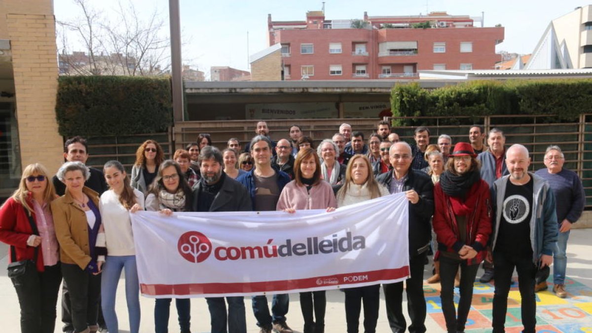 Los miembros de la lista, ayer después de la asamblea del Comú.
