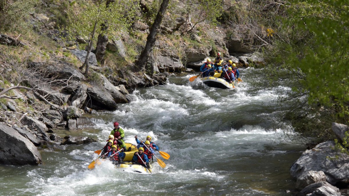 Imagen de barcas en el Pallaresa durante el puente de Sant Joan.
