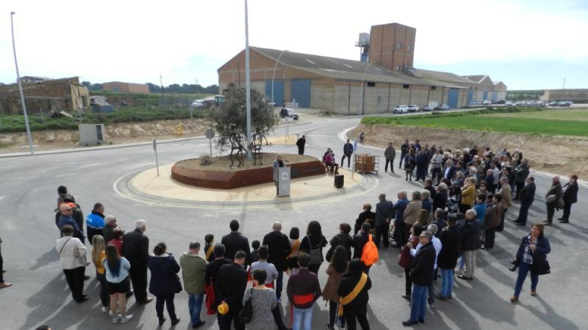 Un centenar de personas asistieron a la inauguración de la rotonda.