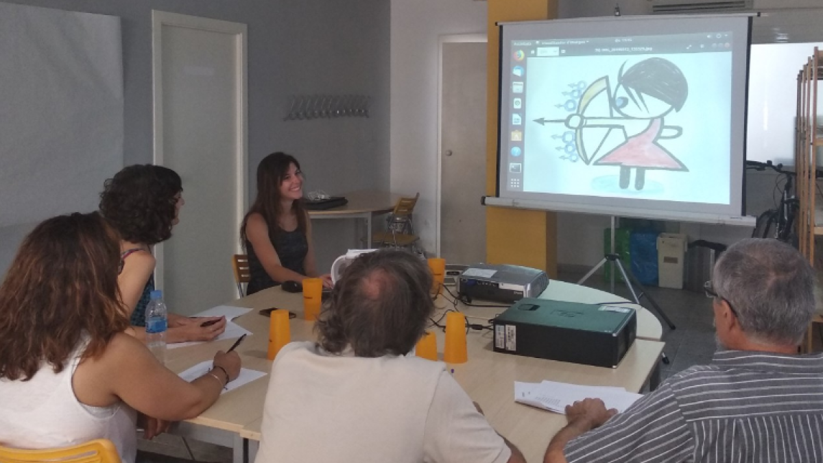 El jurado del certamen, durante la selección de obras de la exposición ‘Dones en moviment’.