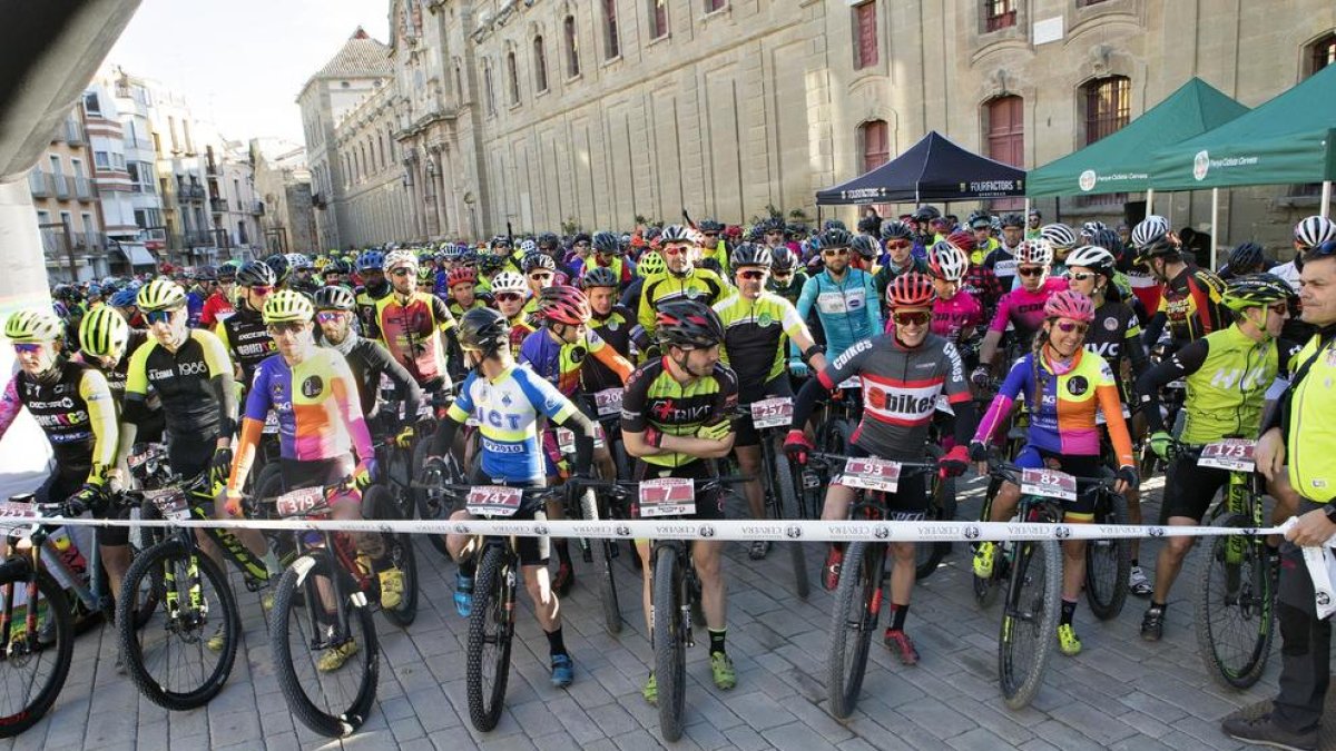 La sortida en una plaça de la Universitat a vessar.