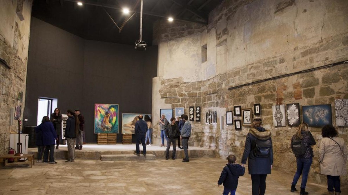 La antigua iglesia de Penelles abrió ayer por primera vez como sala de exposiciones después de que el ayuntamiento la rehabilitase para darle este nuevo uso.