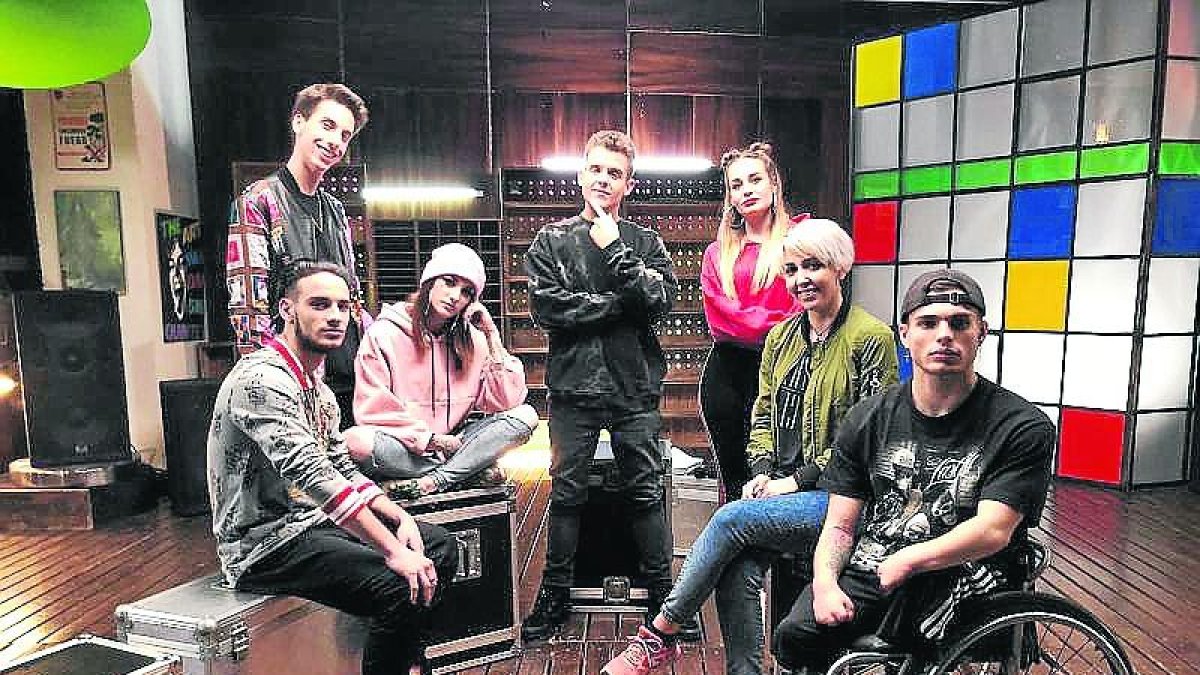 Al centre, el raper Arkano, amb els col·laboradors de l’espai.