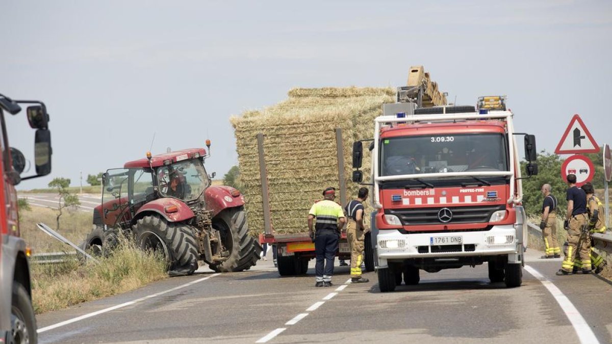 El tractor que va col·lidir frontalment contra la furgoneta, poc després del sinistre.