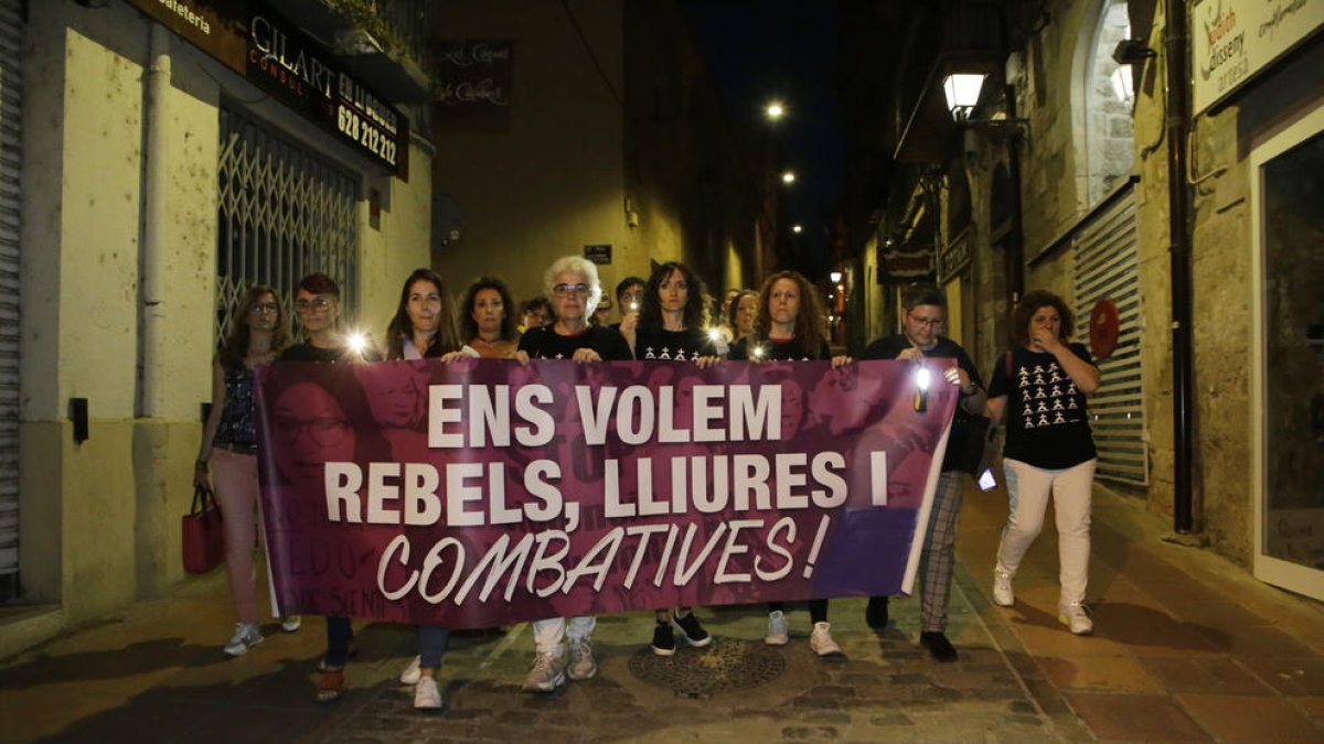 Imatge de la marxa nocturna convocada ahir per Marea Lila a la ciutat de Lleida.
