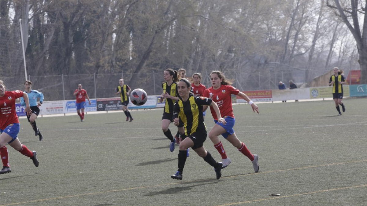 Una jugada del partit entre el Pardinyes i l’AEM.