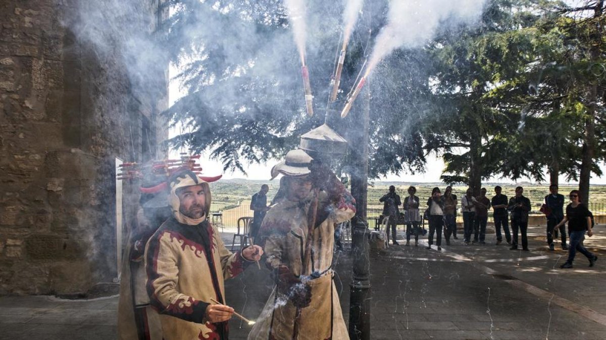 La plaza del Fossar fue el escenario de presentación de la Trobada Nacional de Ball de Diables.