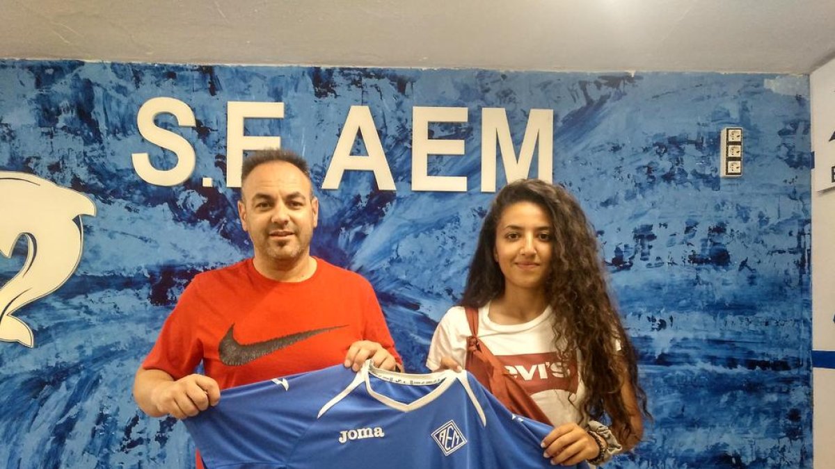 Inés Faddi y Patricia Teixidó, con la camiseta del AEM.