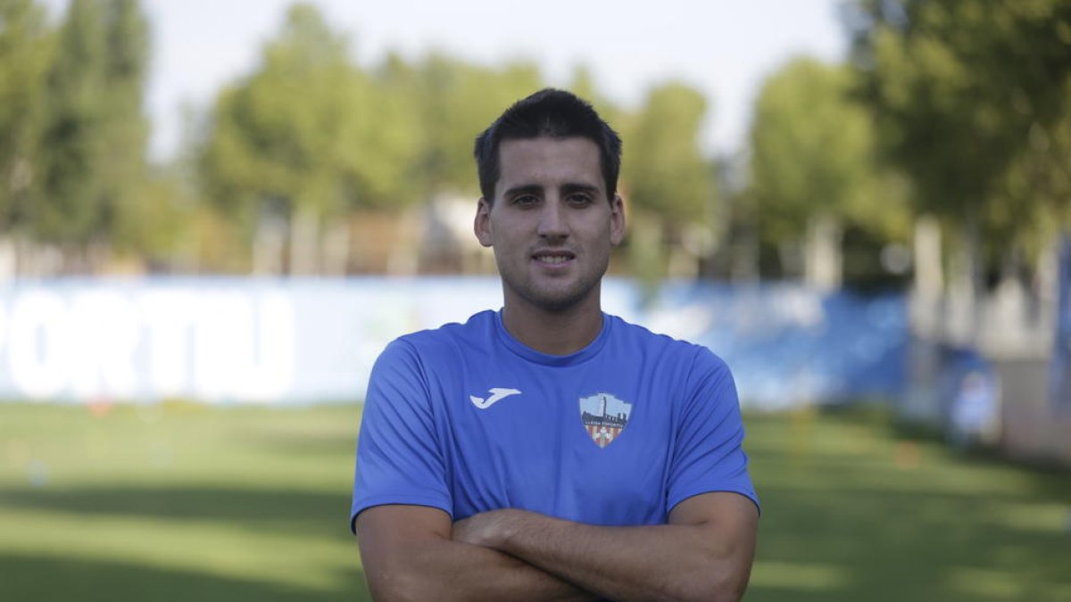 Fernando Cano és frenat per un defensa del Badalona dins de l’àrea, en una acció atacant del Lleida.