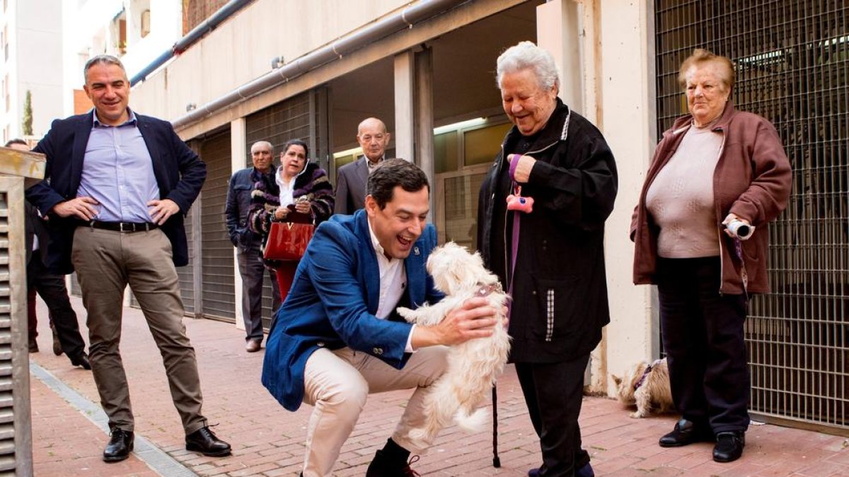 El president de la Junta, Juanma Moreno, ahir en la visita al barri de Verdum de Barcelona.