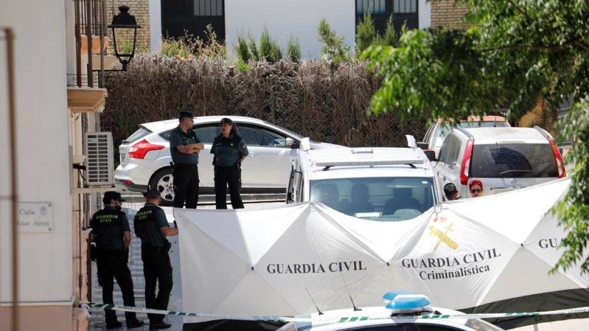 La Guardia Civil en la puerta del domicilio donde hallaron a la mujer.