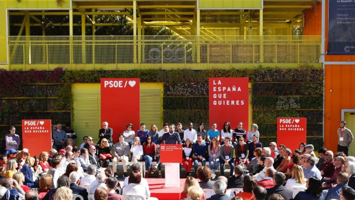 El acto de precampaña del PSOE en el que intervino Adriana Lastra.