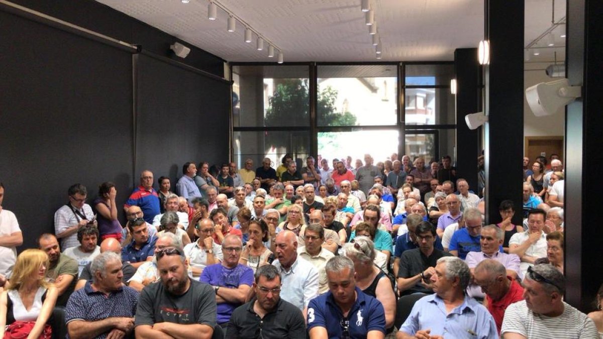 Reunió ahir a Flix de la consellera Jordà amb els afectats, entre ells agricultors lleidatans.