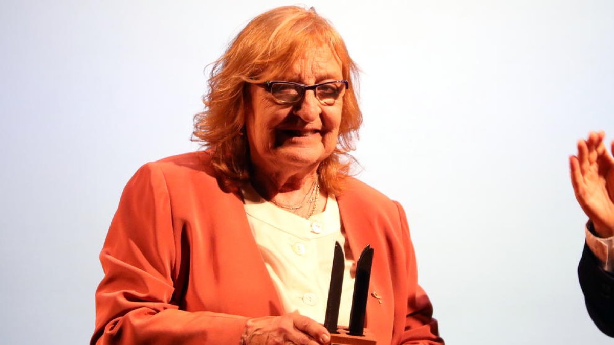 Pessarrodona posa amb el premi al Palau de la Música.