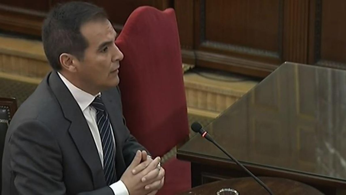 Nieto acusa a Forn y a los Mossos de mostrarse reacios a cumplir con el mandato judicial de impedir el 1-O