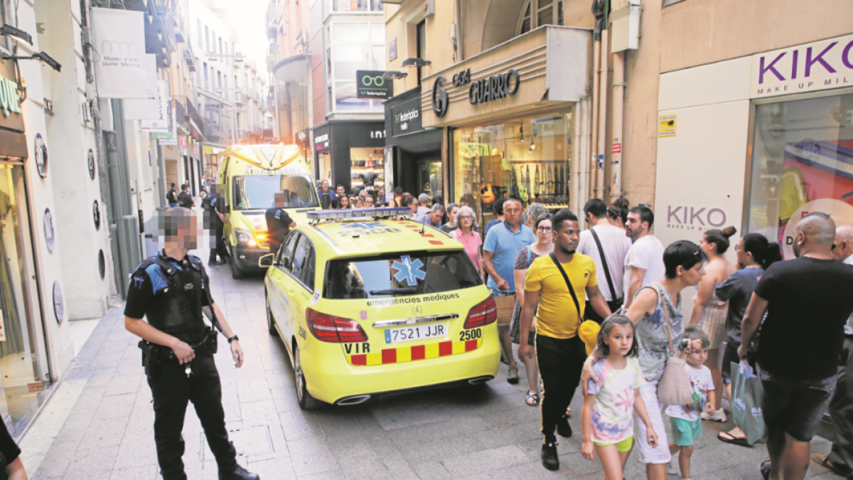 Desmai per l'onada de calor al carrer Major