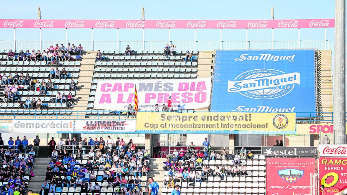 Pancarta de suport als presos al Camp d'Esports